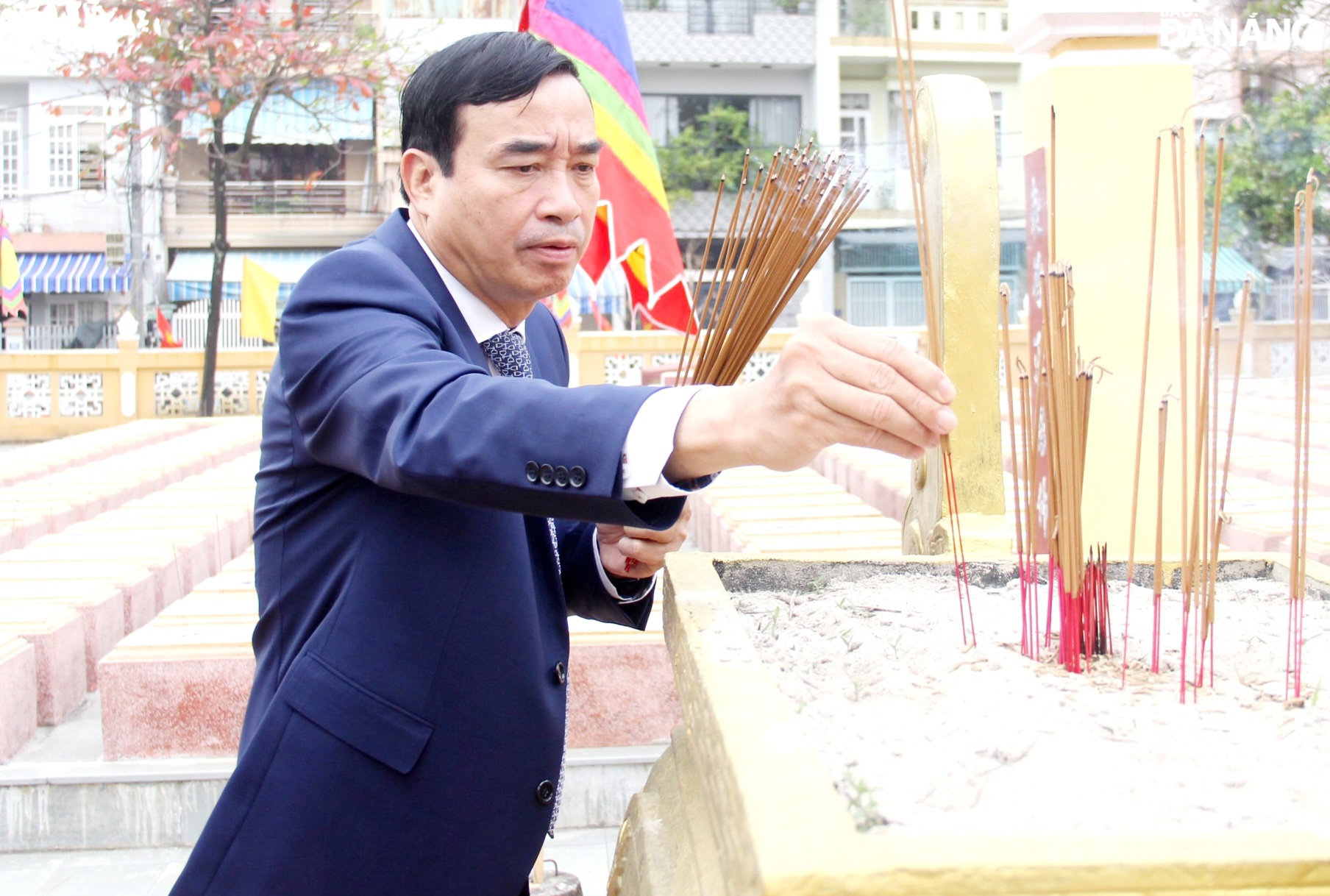 Chủ tịch UBND thành phố Lê Trung Chinh dâng hương tưởng nhớ các anh hùng, liệt sĩ và nghĩa sĩ. Ảnh: LÊ HÙNG