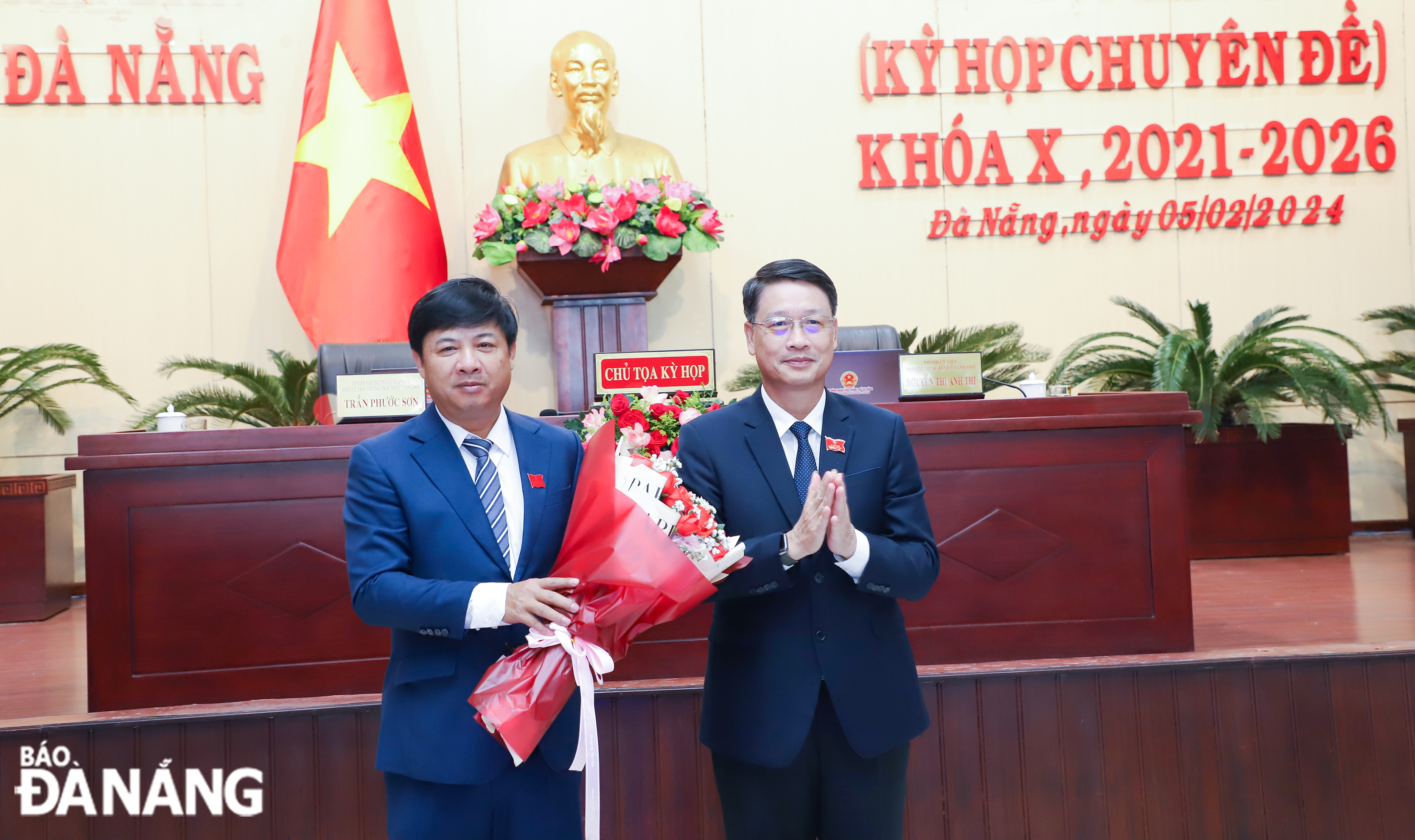 Chủ tịch Ủy ban MTTQ Việt Nam thành phố Ngô Xuân Thắng (bên phải) tặng hoa chúc mừng đồng chí Lương Nguyễn Minh Triết. Ảnh NGỌC PHÚ