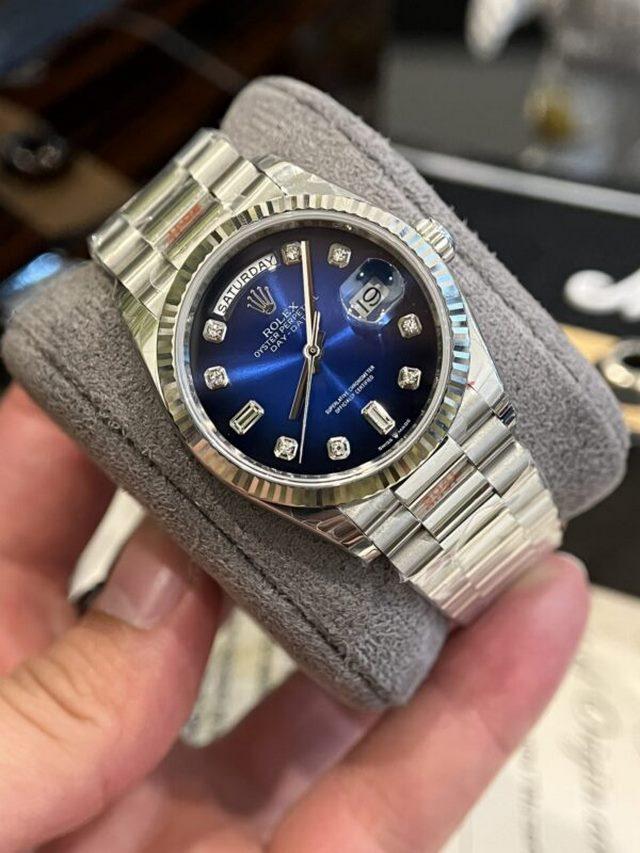 Mẫu Rolex Day-Date 128239 mặt số Ombre xanh dương.