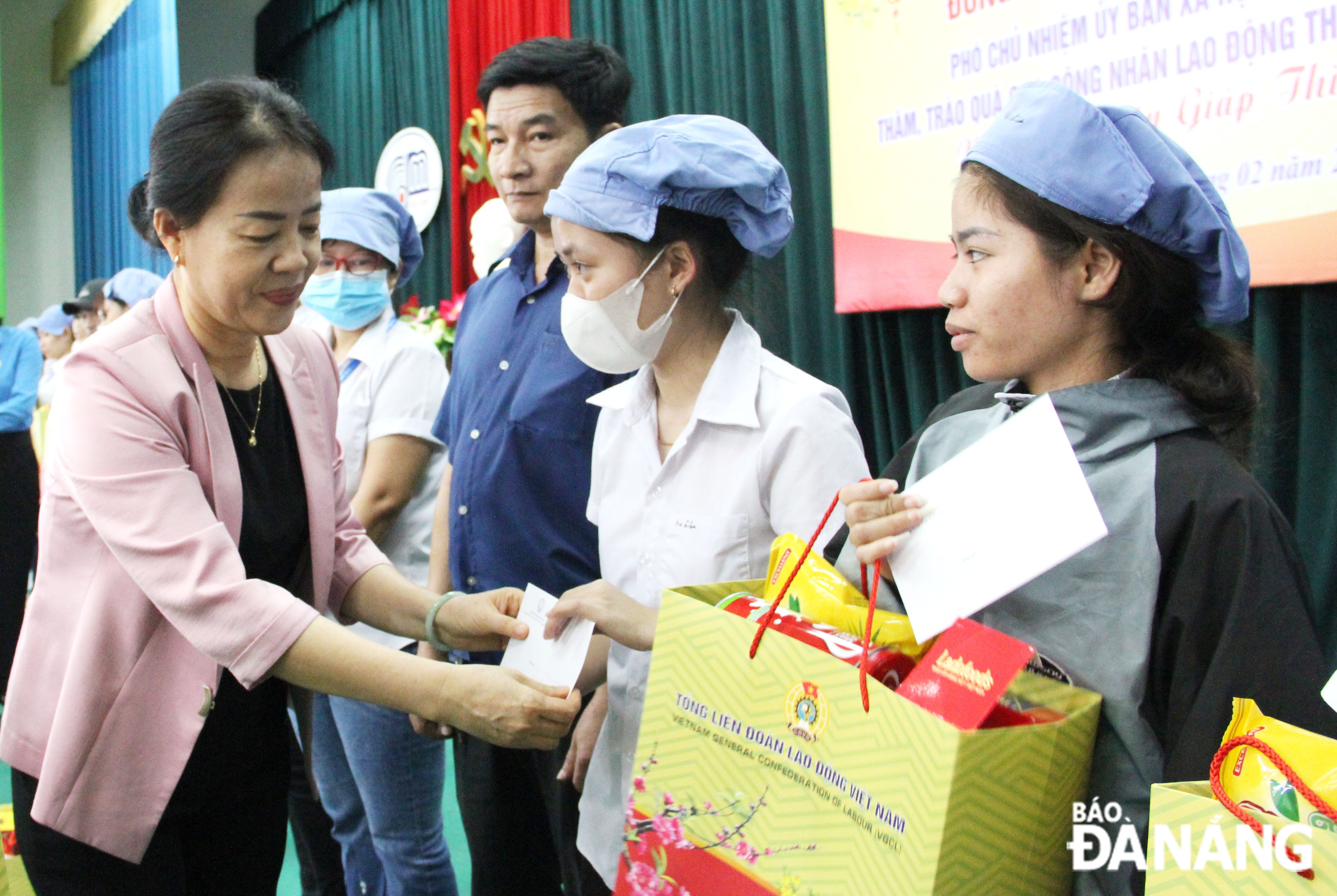 Phó Chủ nhiệm Ủy ban Xã hội của Quốc hội Nguyễn Thị Kim Thúy (bên trái) trao quà cho công nhân Công ty Cổ phần Dệt may 29-3. Ảnh: X.H