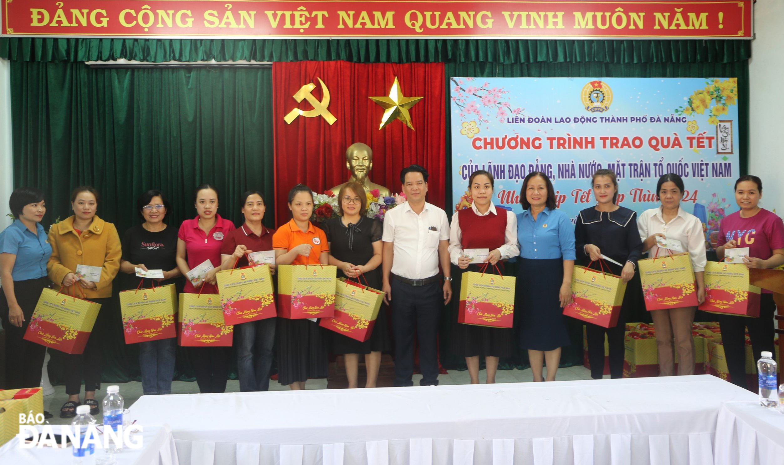 Đại diện lãnh đạo LĐLĐ thành phố trao quà Tết của của lãnh đạo Đảng, Nhà nước, Mặt trận Tổ quốc Việt Nam cho đoàn viên, người lao động có hoàn cảnh khó khăn tại quận Cẩm Lệ. Ảnh: X.H