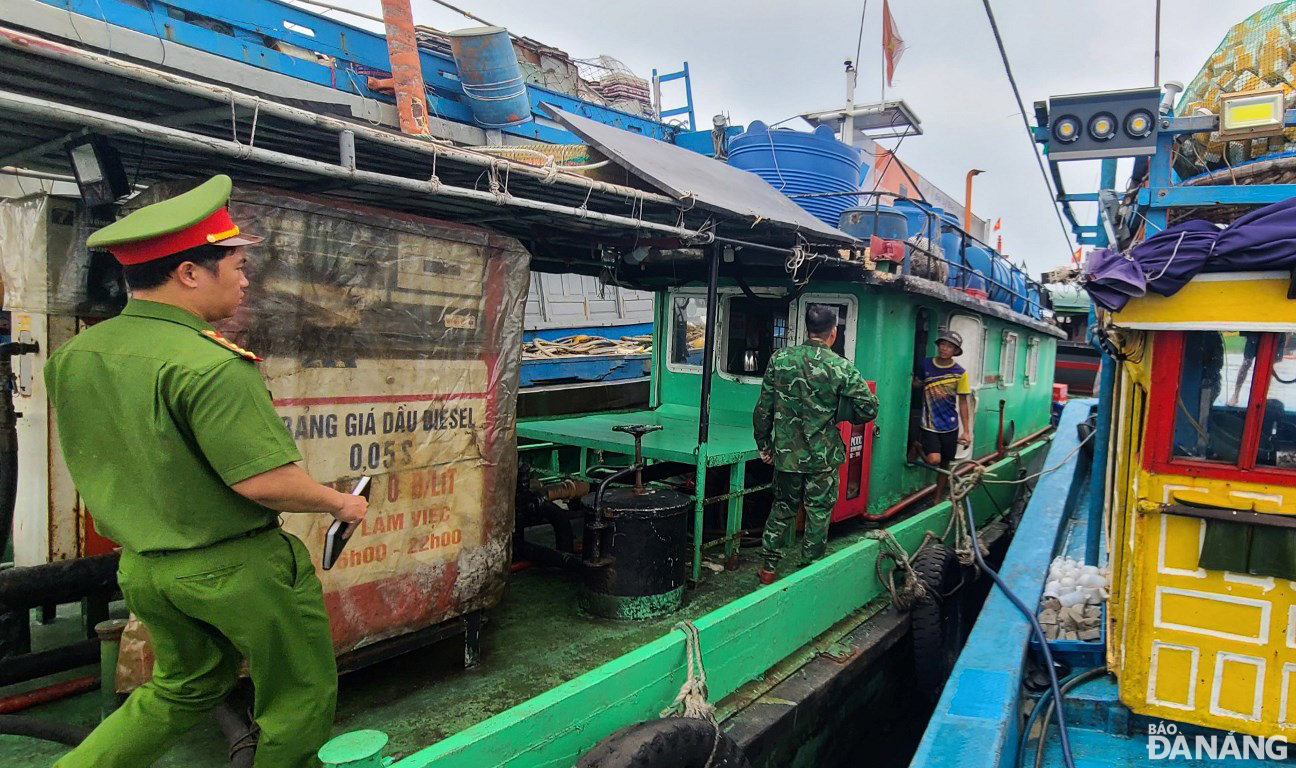 Các lực lượng chức năng kiểm tra, yêu cầu các chủ tàu kinh doanh xăng, dầu di dời phương tiện ra khỏi khu vực âu thuyền Thọ Quang để bảo đảm an toàn cho các tàu cá. Ảnh: HOÀNG HIỆP