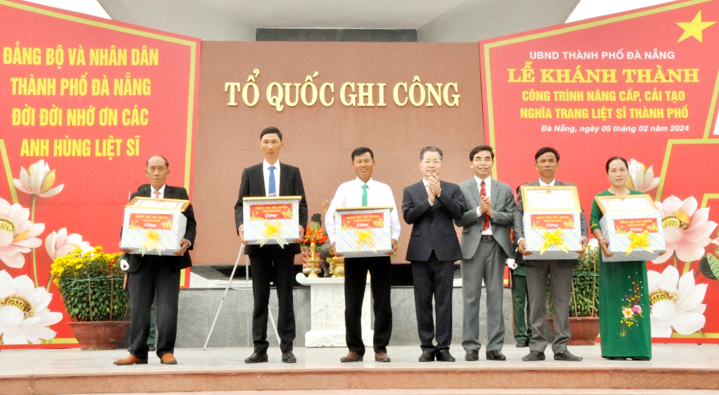 The city’s leaders and delegates cut the ribbon to inaugurate the project of upgrading and renovating the Da Nang Martyrs’ Cemetery. Photo: LE HUNG