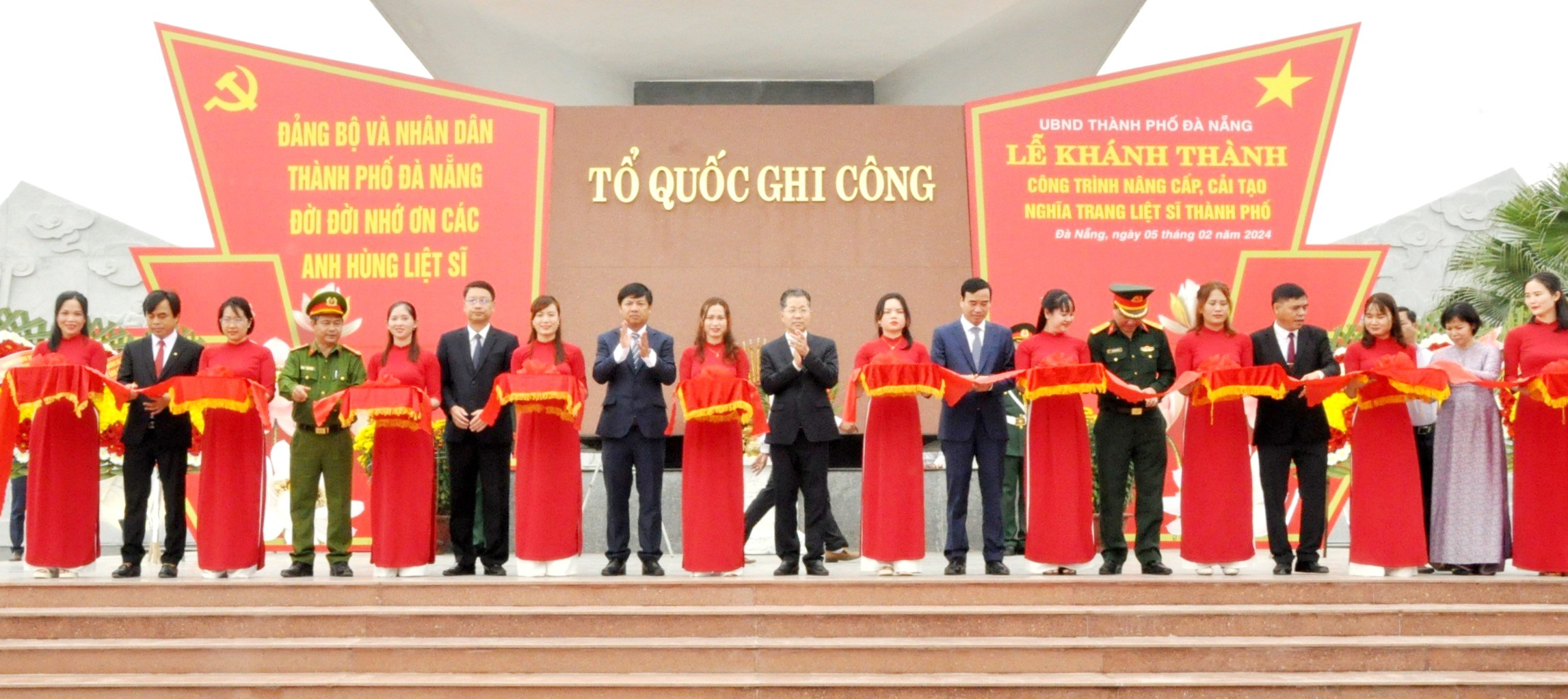  The city leaders and delegates cut the ribbon to inaugurate the project of upgrading and renovating the Da Nang Martyrs’ Cemetery. Photo: LE HUNG