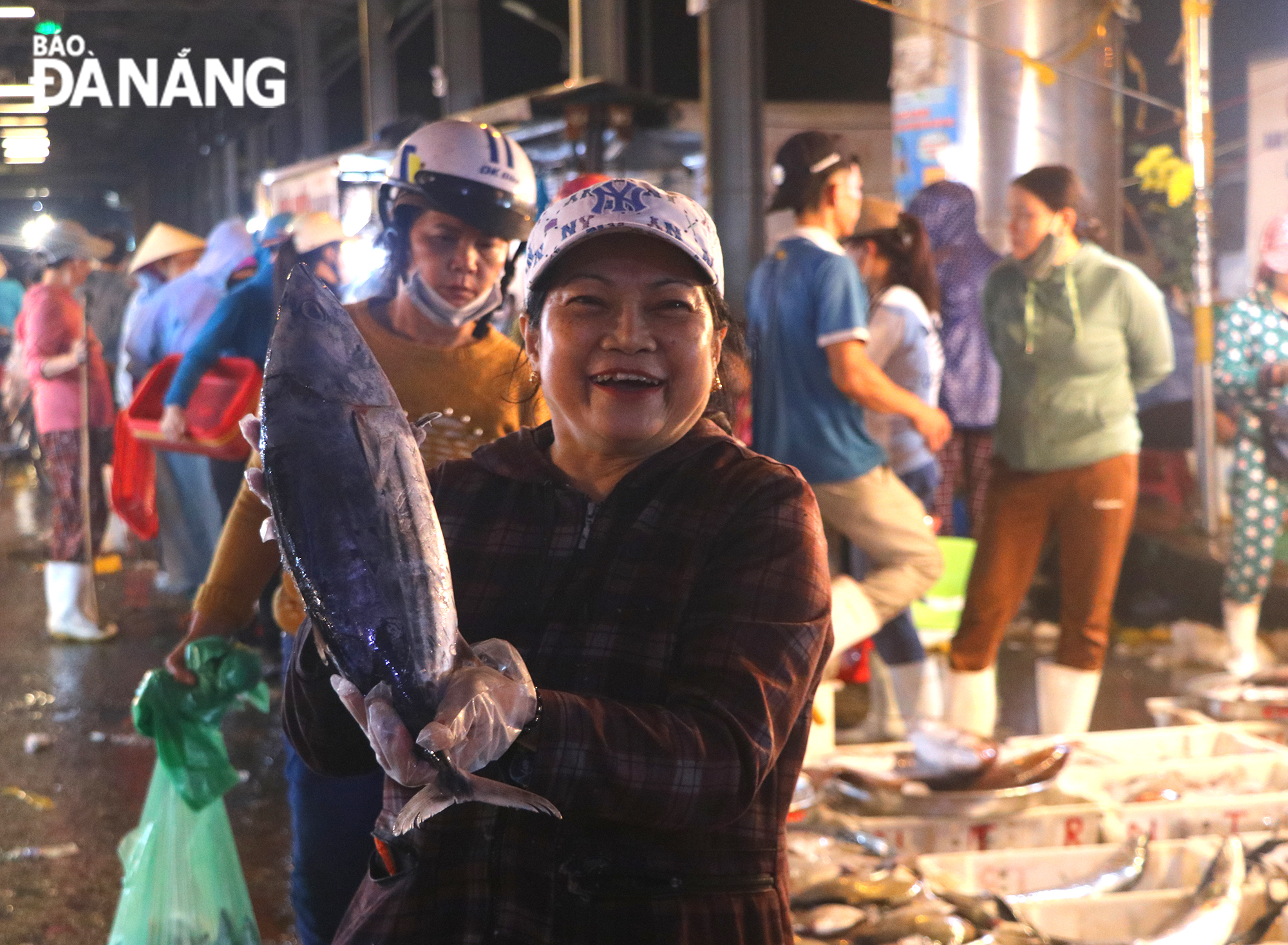 Không khí chợ cá trong những ngày cuối năm rất nhộn nhịp và tập nập. 