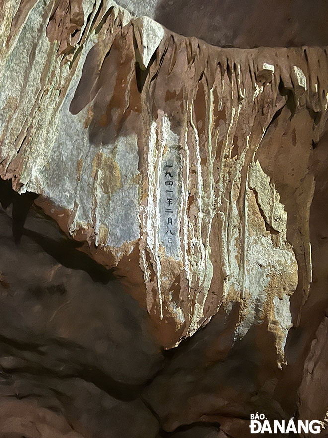 Dòng chữ Bác Hồ khắc trên vách đá trong hang Cốc Bó.