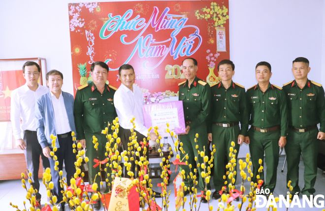Phó Chủ tịch Thường trực UBND thành phố Hồ Kỳ Minh (thứ 4 từ trái qua) thăm, chúc tết cán bộ, chiến sĩ Trung đoàn Bộ binh 971. Ảnh NGỌC HÀ