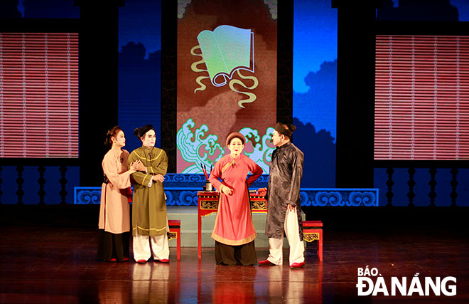 Các chương trình nghệ thuật của Nhà hát tuồng Nguyễn Hiển Dĩnh ngày càng đến gần hơn với người dân, du khách. Ảnh: X.D	