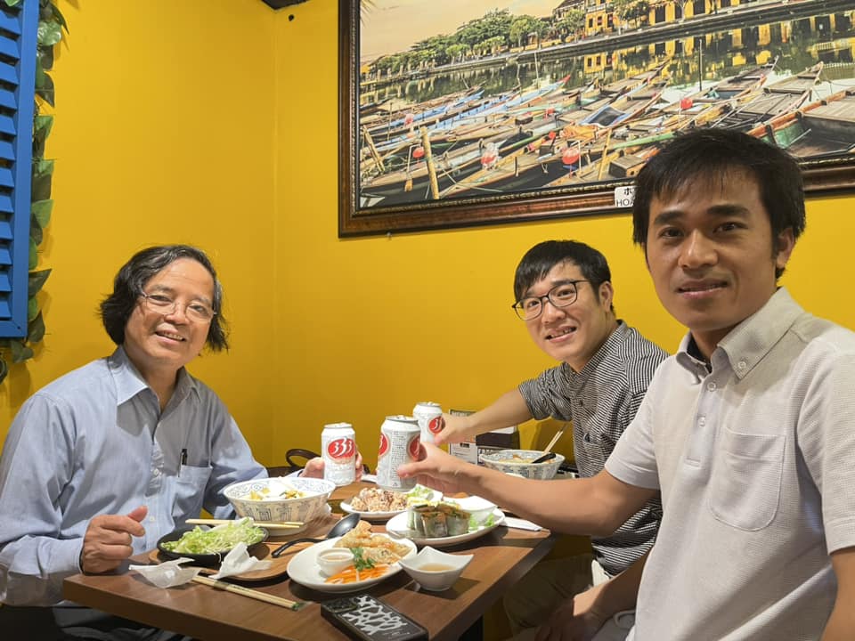 Hai anh em Duy và Tâm ngồi cùng Giáo sư Trần Văn Thọ tại cửa hàng BMXC Asakusa vào ngày 6-11-2023.  Ảnh: Facebook/Bánh mì Xin Chào