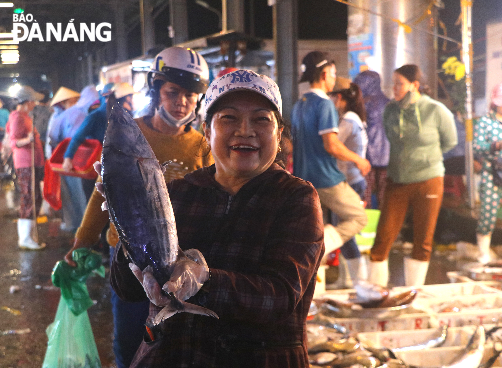 The trading atmosphere of the fish market during the last days of the lunar year of the Cat is very bustling.