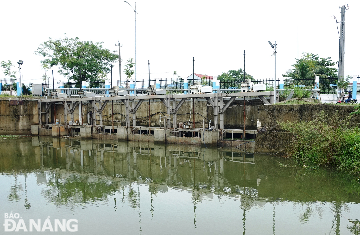 In recent days, the Cam Le River at the intake of raw water into the Cau Do (Red Bridge) Water Supply Plant has severely affected by the intrusion of saline water