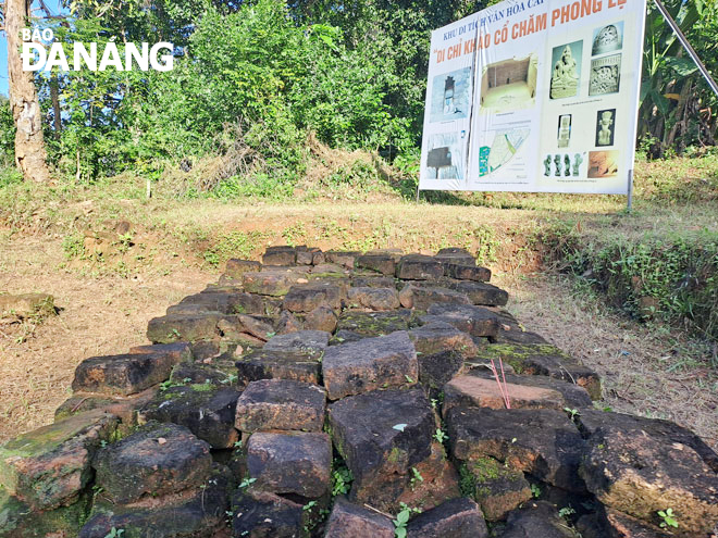 Từng viên gạch xây nên nền móng của một tháp Chăm ở di khảo cổ Chăm Phong Lệ được giới nghiên cứu khẳng định là dòng gạch nung đỉnh cao của kiến trúc Chămpa. Ảnh: KHÁNH HÒA