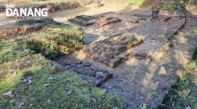 Trải qua mưa nắng dãi dầm, phần phát lộ của di khảo cổ Chăm Phong Lệ vẫn giữ gần như vẹn nguyên