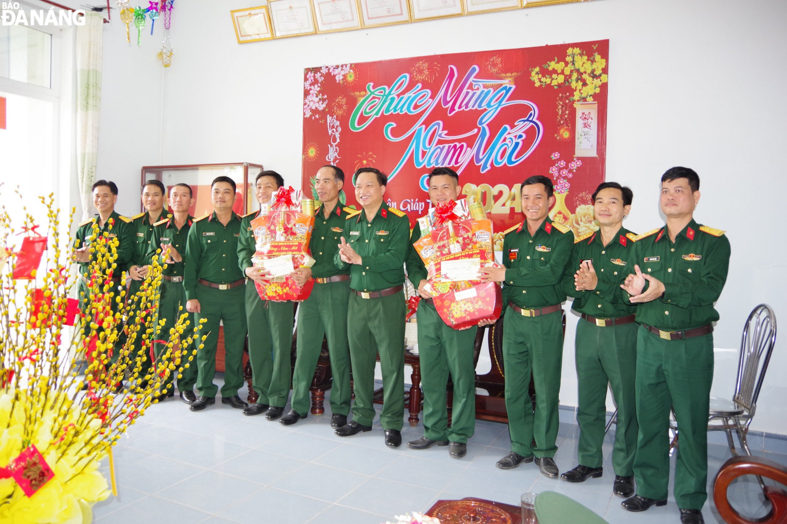 Đại tá Nguyễn Văn Hòa thăm, tặng quà, chúc Tết Trung đoàn bộ binh 971. Ảnh: H.T