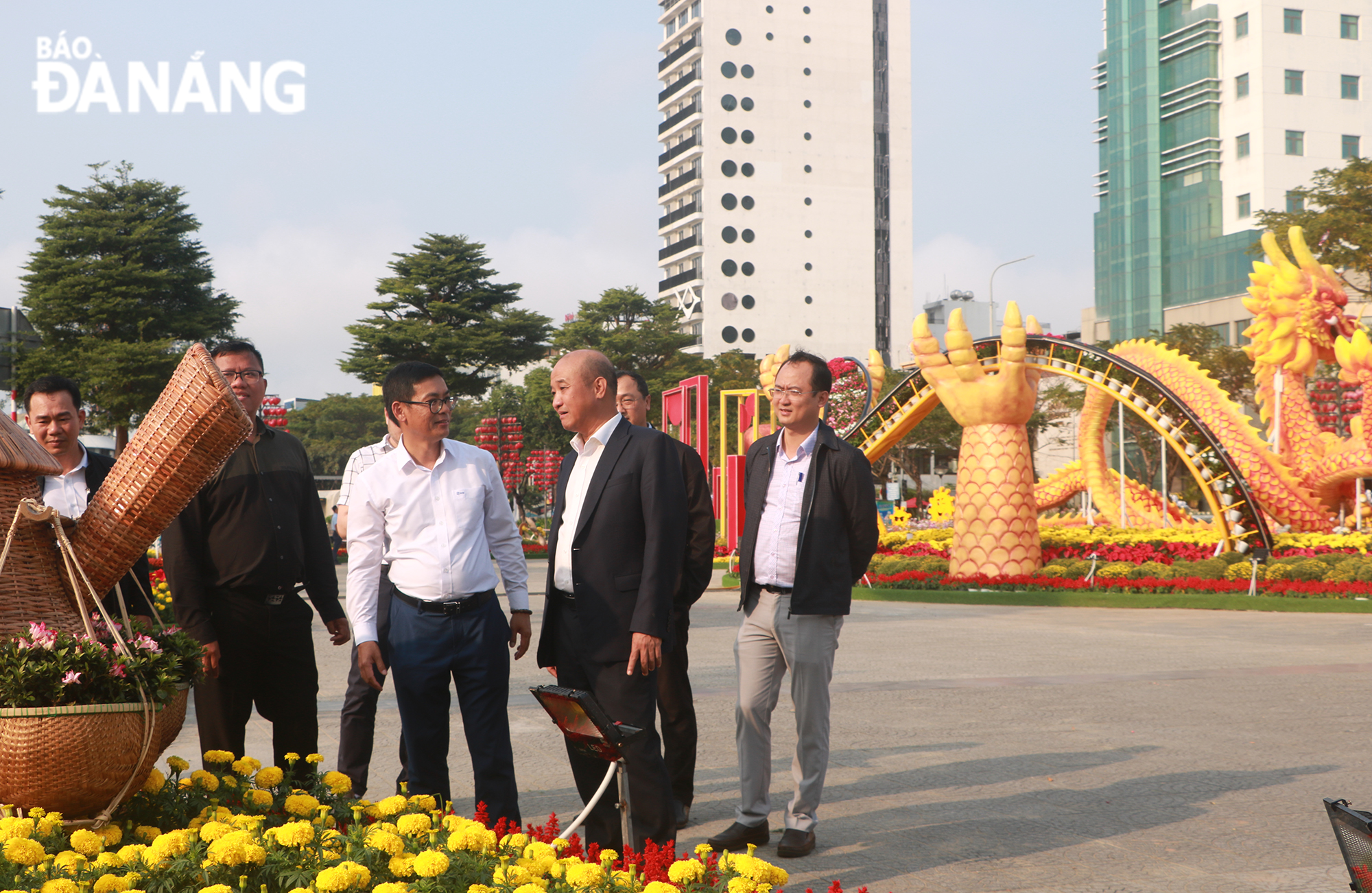 Phó Chủ tịch UBND thành phố Lê Quang Nam yêu cầu các đơn vị thi công khẩn trương hoàn tất việc trang trí đường hoa, bảo đảm cho người dân vui xuân, đón Tết. Ảnh: VĂN HOÀNG