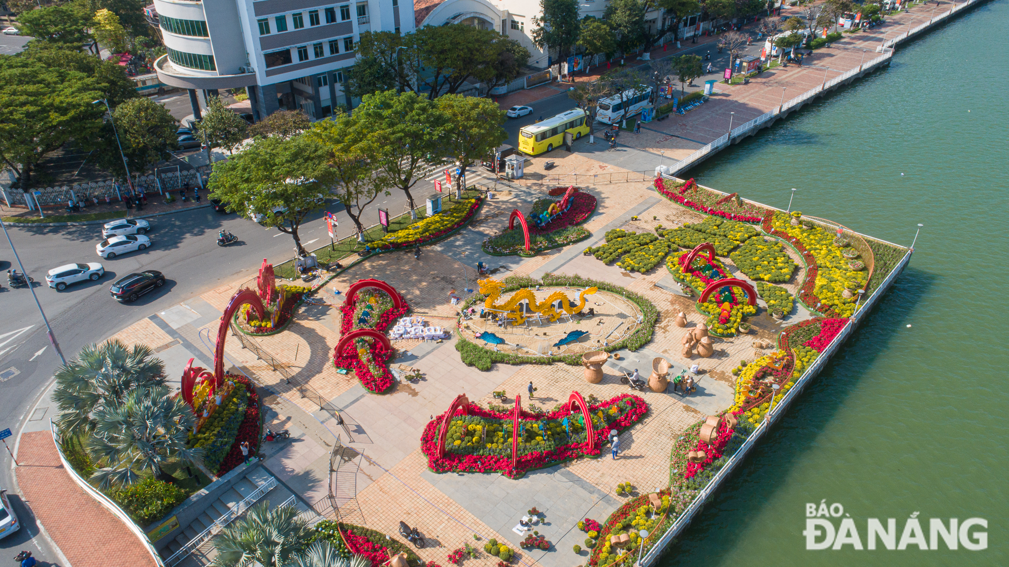 The colourful space of Tet flower streets features miniature scenes of the Dragon mascot and colourful flowers along both banks of the Han River.