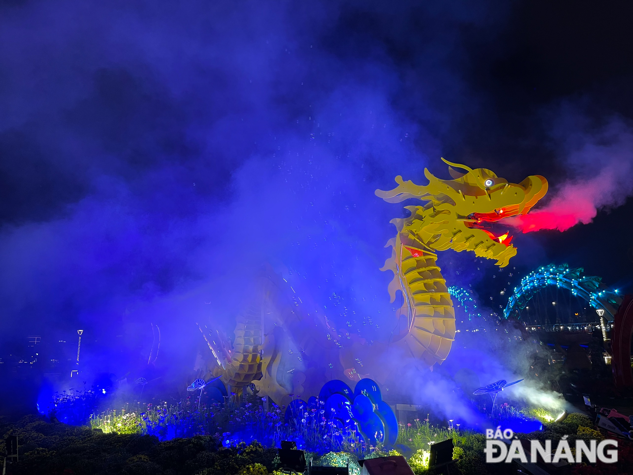 The Dragon mascot symbol on the western bank of the Dragon Bridge can breathe fire, creating a new impression for both locals and tourists.