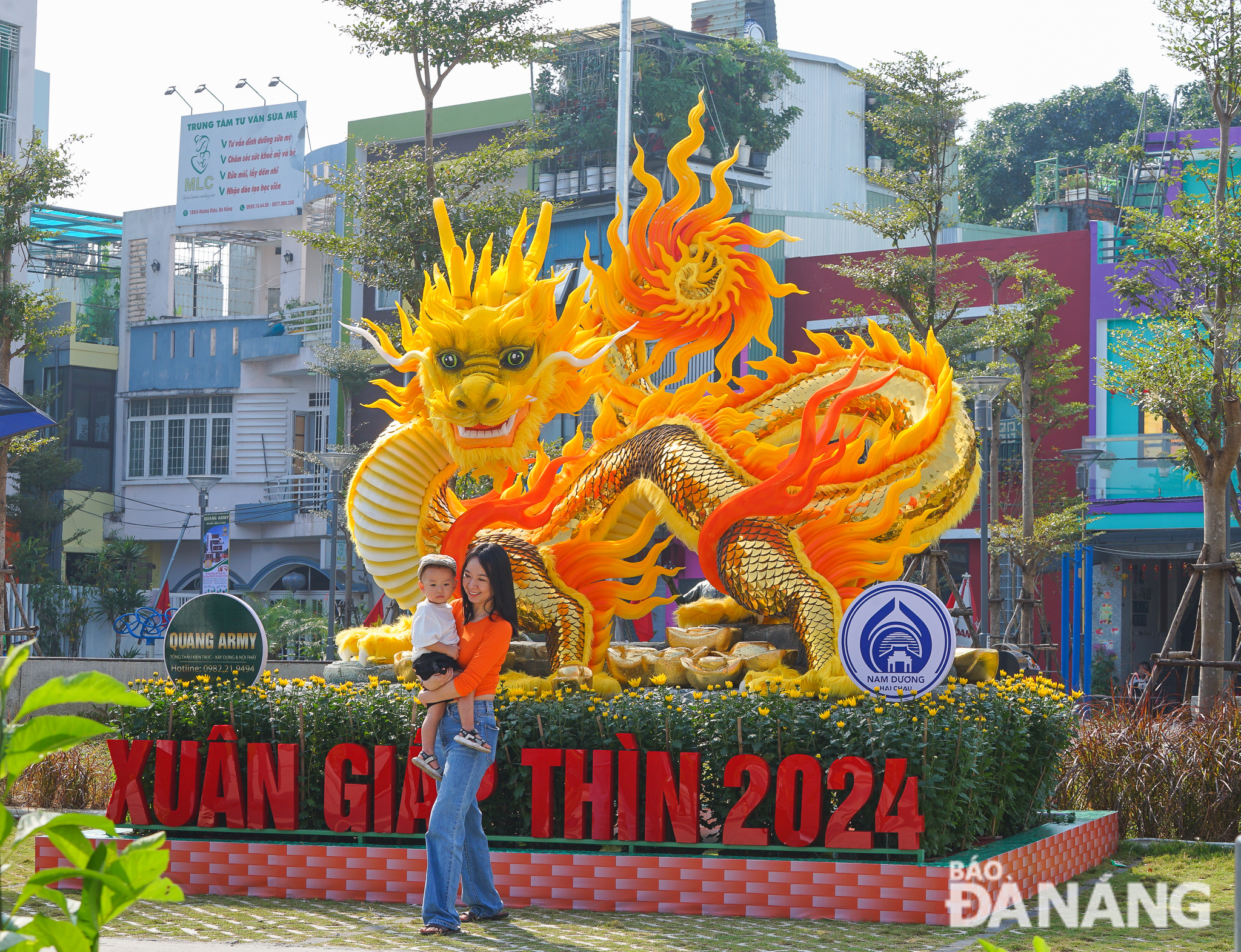 The Dragon mascot installed at the flower garden in Nam Duong Ward, Hai Chau District, was created by artist Dinh Van Tam from Quang Tri - who is famous for his lively zodiac animal mascot statues.