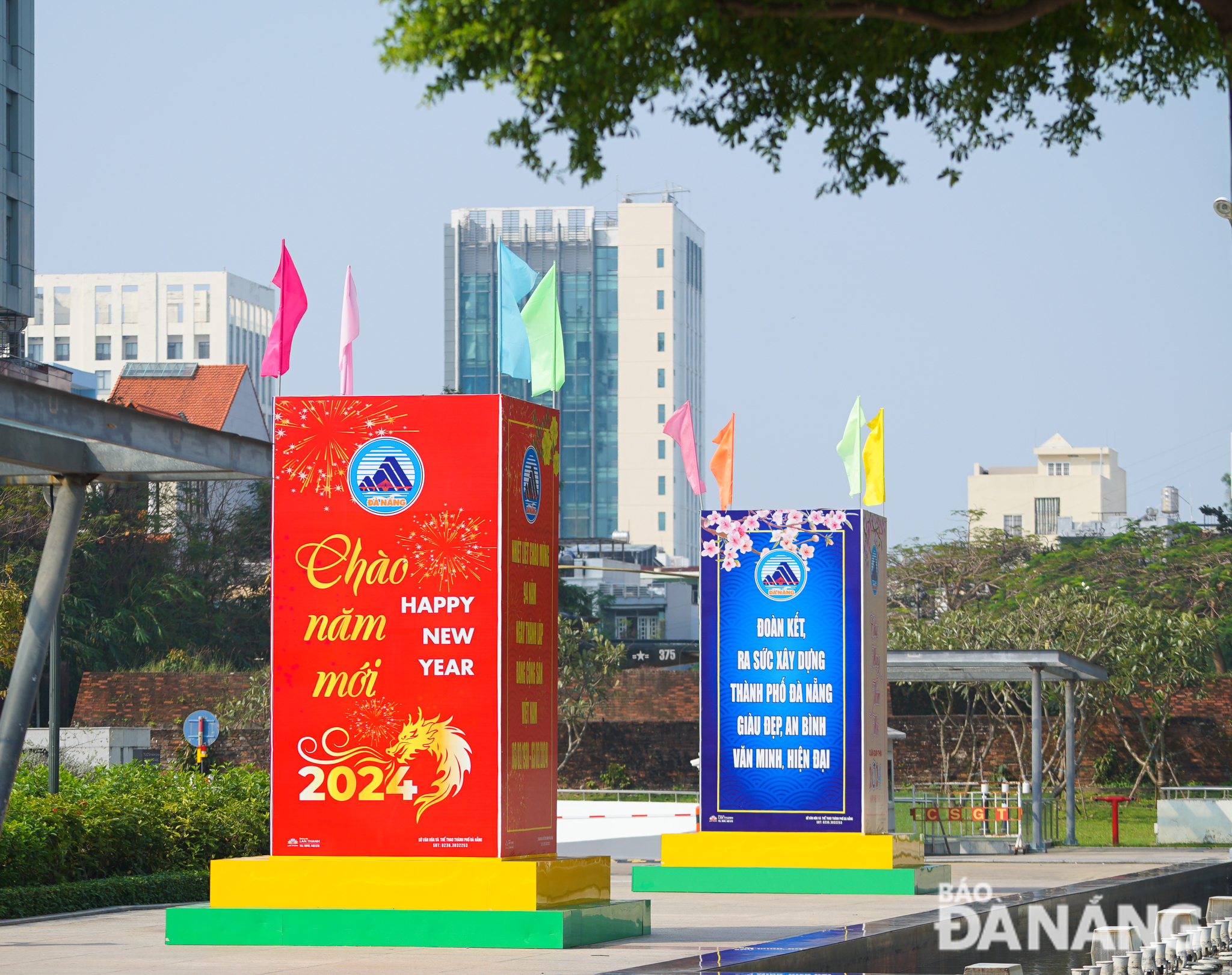Four-sided publicity boxes to welcome in Lunar New Year of the Dragon are installed in front of the Da Nang Administration Center.