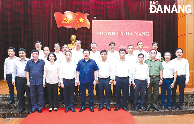 Chủ tịch Quốc hội Vương Đình Huệ (thứ 7, bên phải sang) chụp ảnh lưu niệm cùng với cán bộ chủ chốt thành phố. Ảnh: NGỌC PHÚ