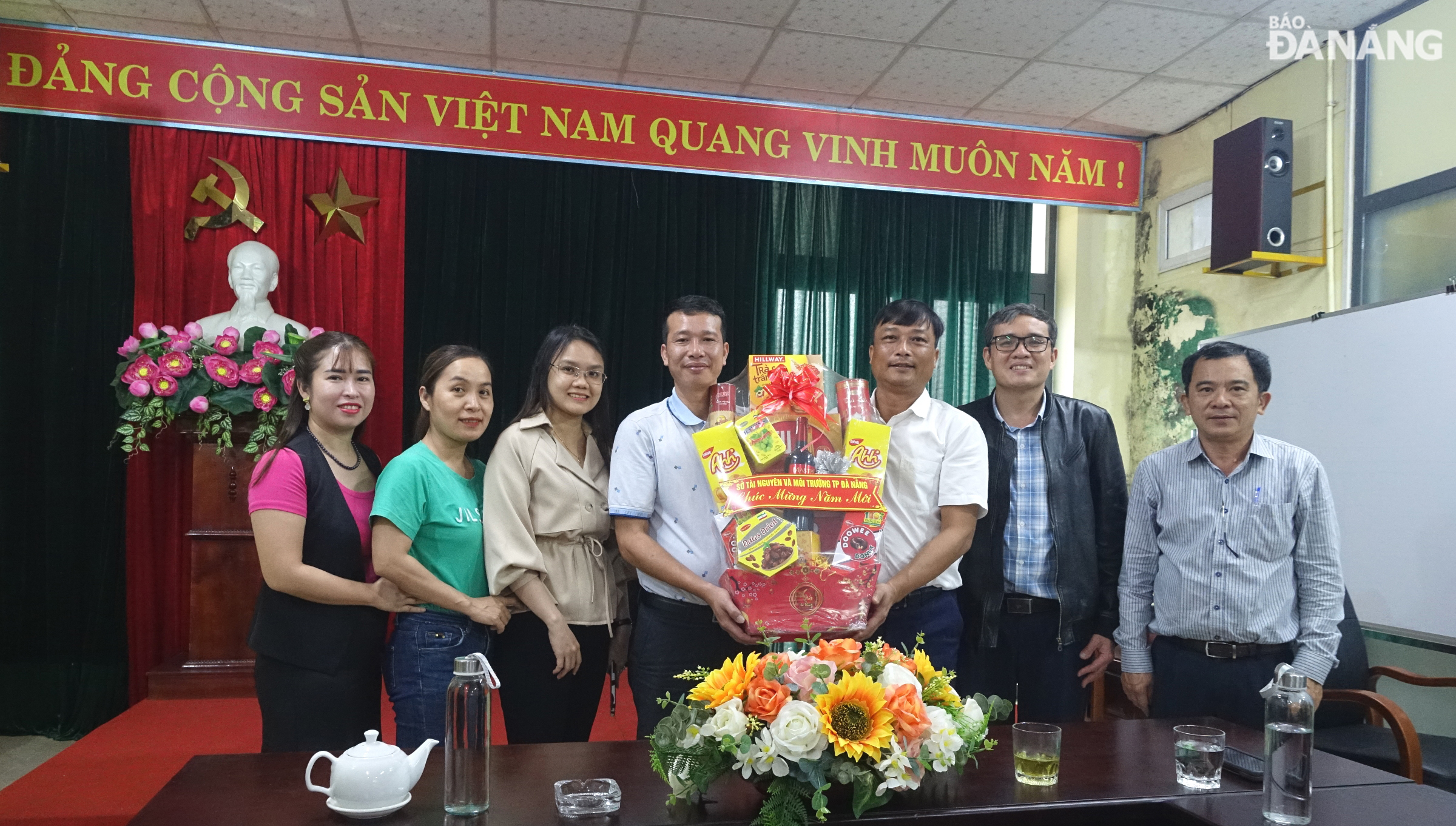 Giám đốc Sở Tài nguyên và Môi trường Phạm Nam Sơn (thứ 3 từ phải sang) tặng quà Tết, động viên cán bộ, nhân viên, công nhân Công ty TNHH MTV Môi trường đô thị Hà Nội - Chi nhánh Miền Trung (URENCO 15). Ảnh: HOÀNG HIỆP