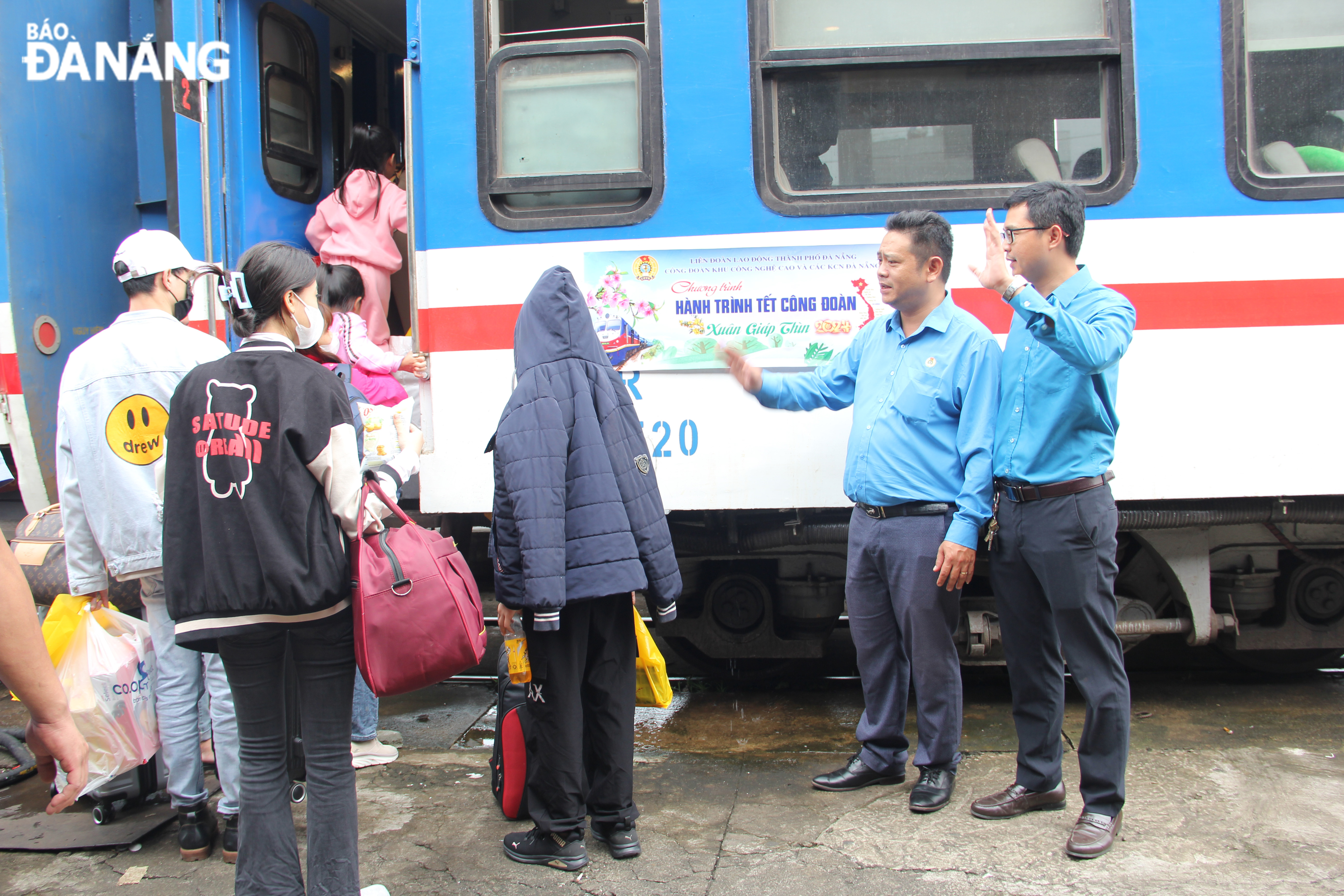 Free train tickets are offered to poor trade union members and workers to return Vinh and Thanh Hoa. Photo: H.T