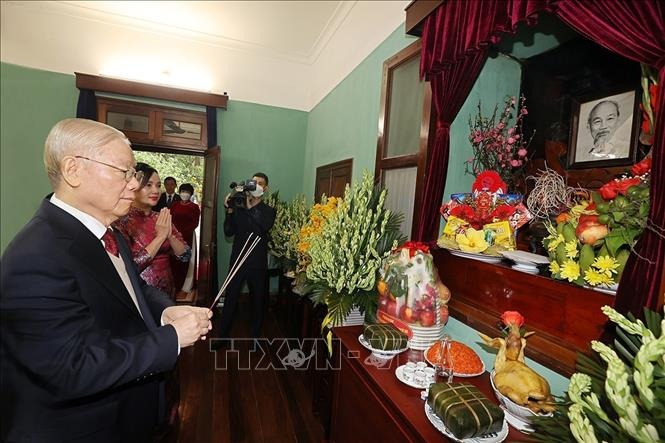 Tổng Bí thư Nguyễn Phú Trọng dâng hương tưởng niệm Chủ tịch Hồ Chí Minh tại Nhà 67. Ảnh: Trí Dũng/TTXVN