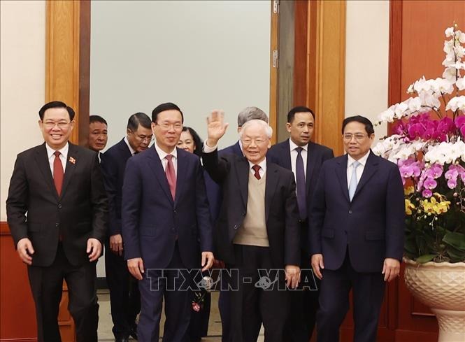 Tổng Bí thư Nguyễn Phú Trọng cùng các đồng chí lãnh đạo, nguyên lãnh đạo Đảng và Nhà nước dự chúc Tết. Ảnh : Trí Dũng/TTXVN