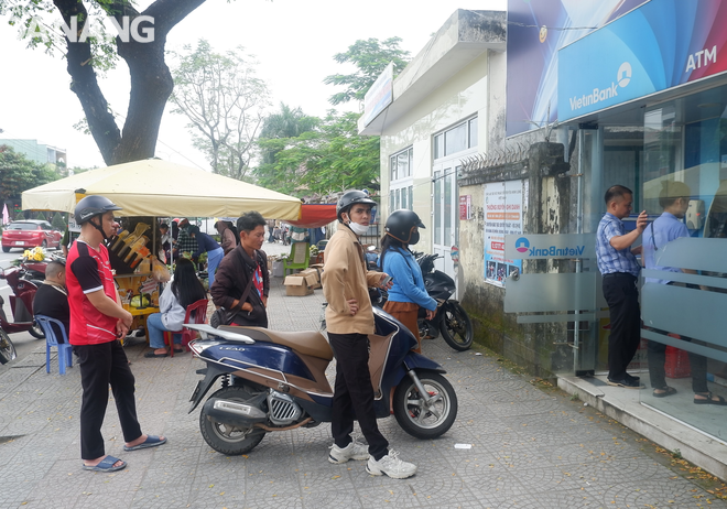 Người dân xếp hàng chờ rút tiền cây ATM của Ngân hàng TMCP Công thương Việt Nam (Vietinbank) tại gần Trường Đại học Sư phạm (Đại học Đà Nẵng), quận Liên Chiểu. Ảnh: M.Q