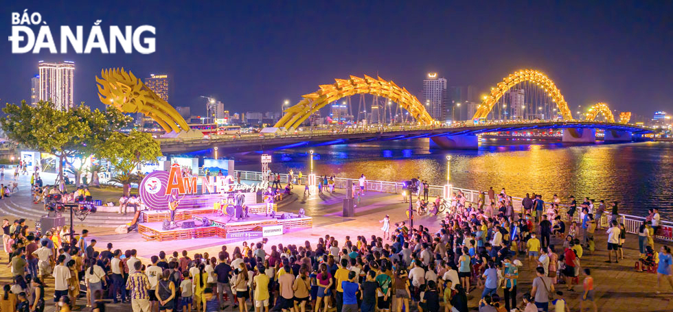 Street music programme in Da Nang is organised on a large scale and professionally, thereby becoming an entertainment destination in the city on weekends.