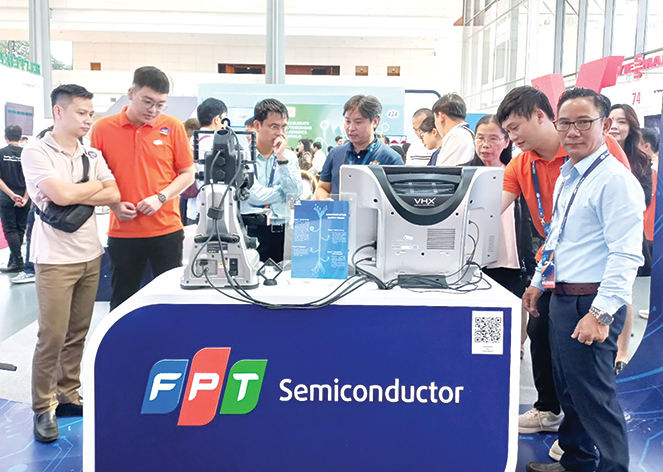Tác giả (bên phải) tham quan sản phẩm chip bán dẫn do Tập đoàn FPT nghiên cứu và sản xuất tại Diễn đàn Công nghệ FPT (FPT Techday 2023). Ảnh: GIA PHÚC