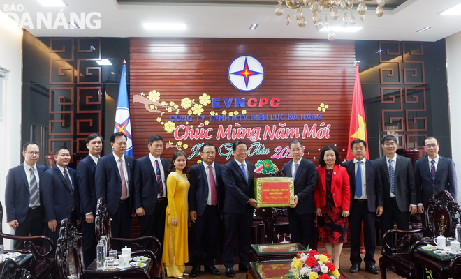 Bí thư Thành ủy Nguyễn Văn Quảng (thứ 5, phải qua) thăm Công ty TNHH MTV Điện lực Đà Nẵng. Ảnh: M.Q