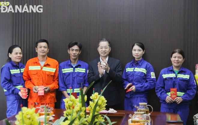Bí thư Thành ủy Nguyễn Văn Quảng (thứ 3, phải qua) biểu dương các công nhân môi trường tiêu biểu. Ảnh: M.Q