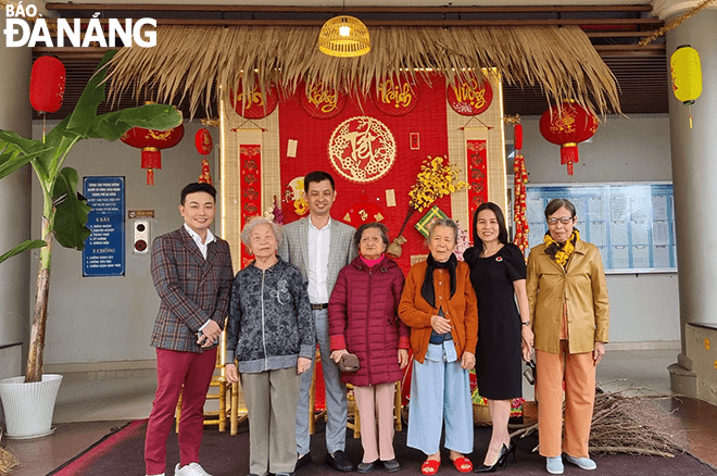 The Care Centre for People with Revolutionary Merits in Da Nang decorates ancient Tet miniatures at its main hall