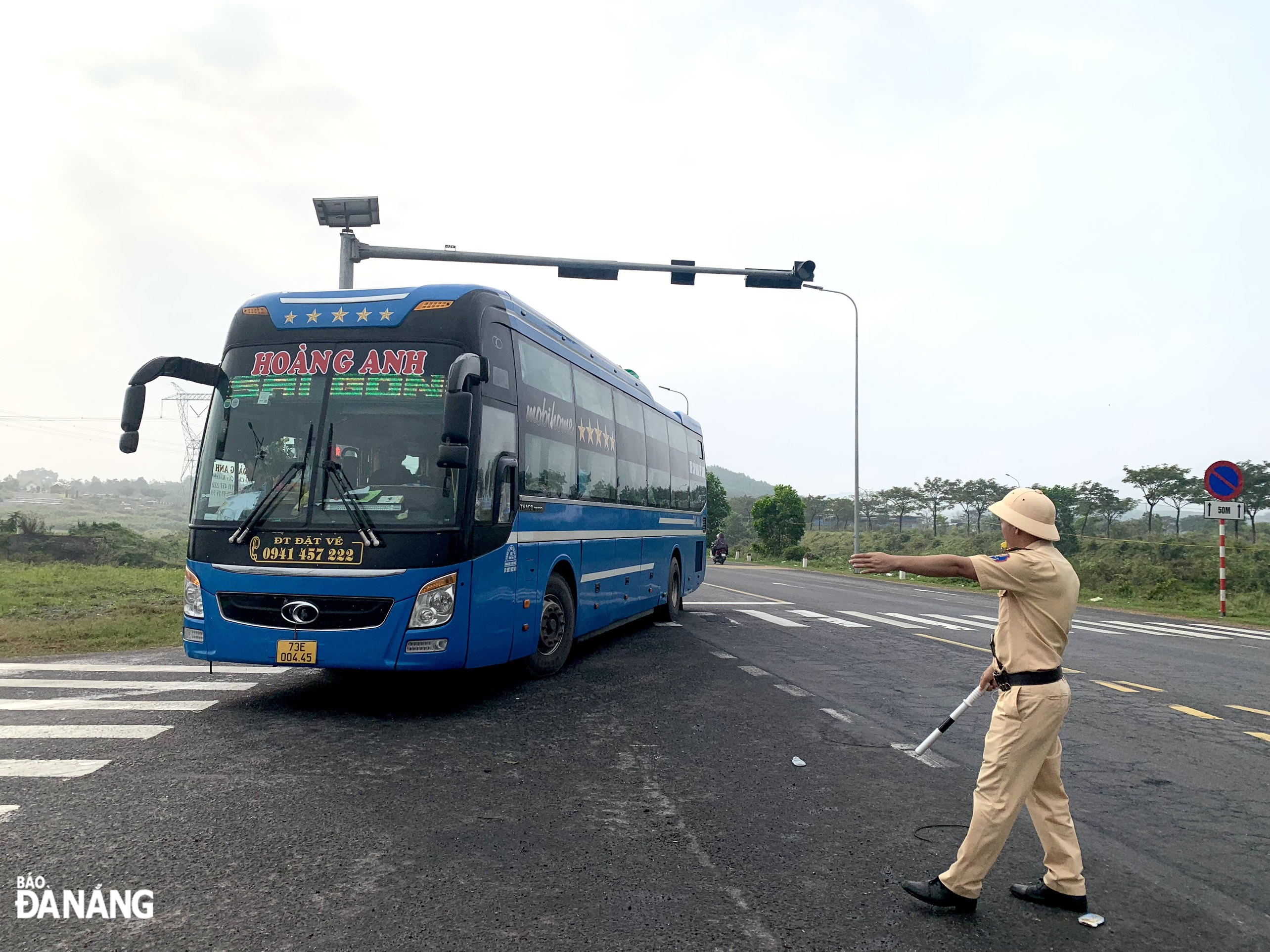 Tổ chốt chặn tại tuyến đường tránh nam Hải Vân ra hiệu dựng phương tiện để kiểm tra. Ảnh: KIM KHÁNH 