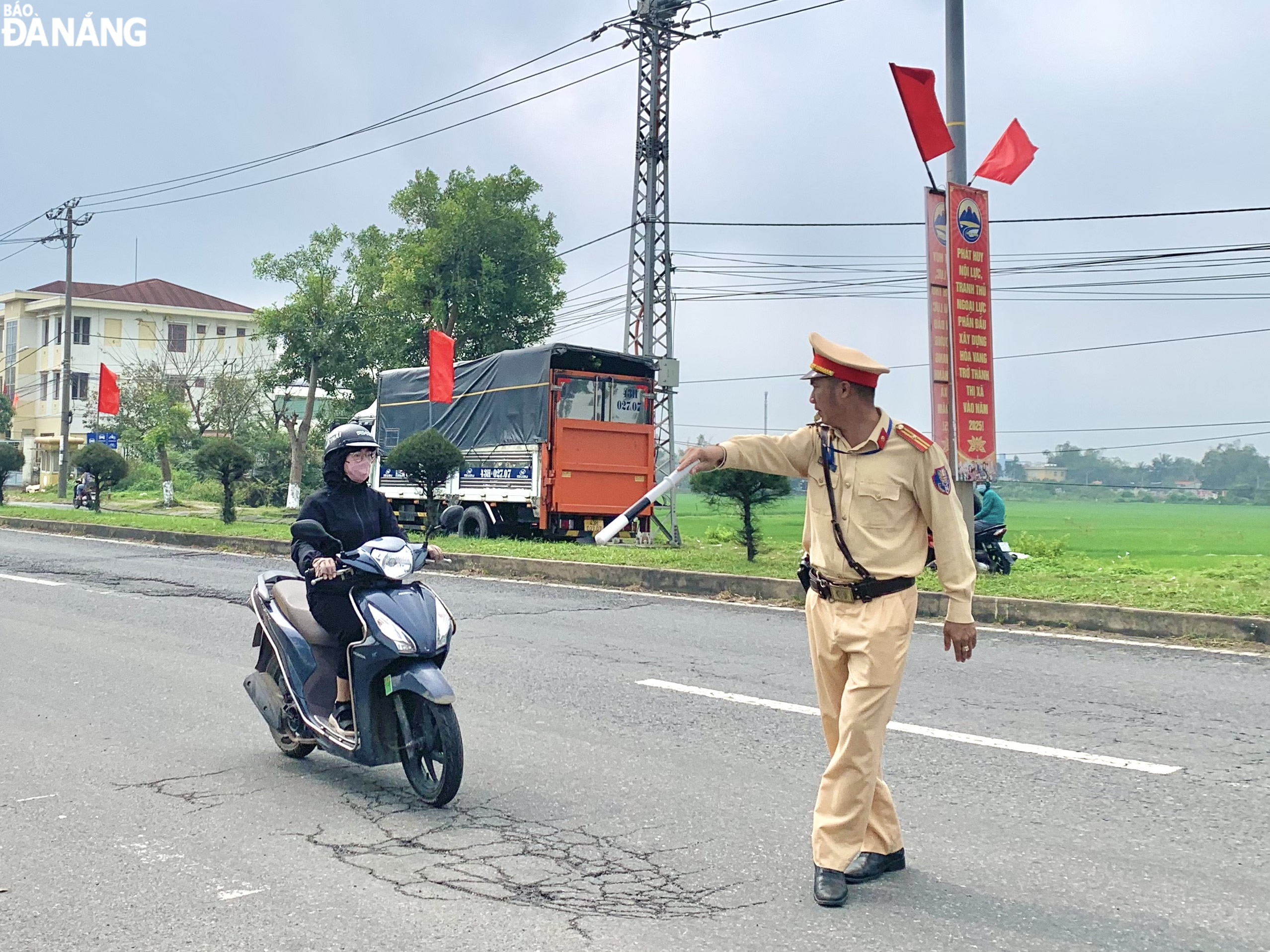 Tổ chốt chặn trên tuyến quốc lộ 1A kiểm tra, xử lý nghiêm các trường hợp vi phạm quy định về an toàn giao thông để bảo đảm về trật tự an toàn giao thông trước, trong và sau Tết 