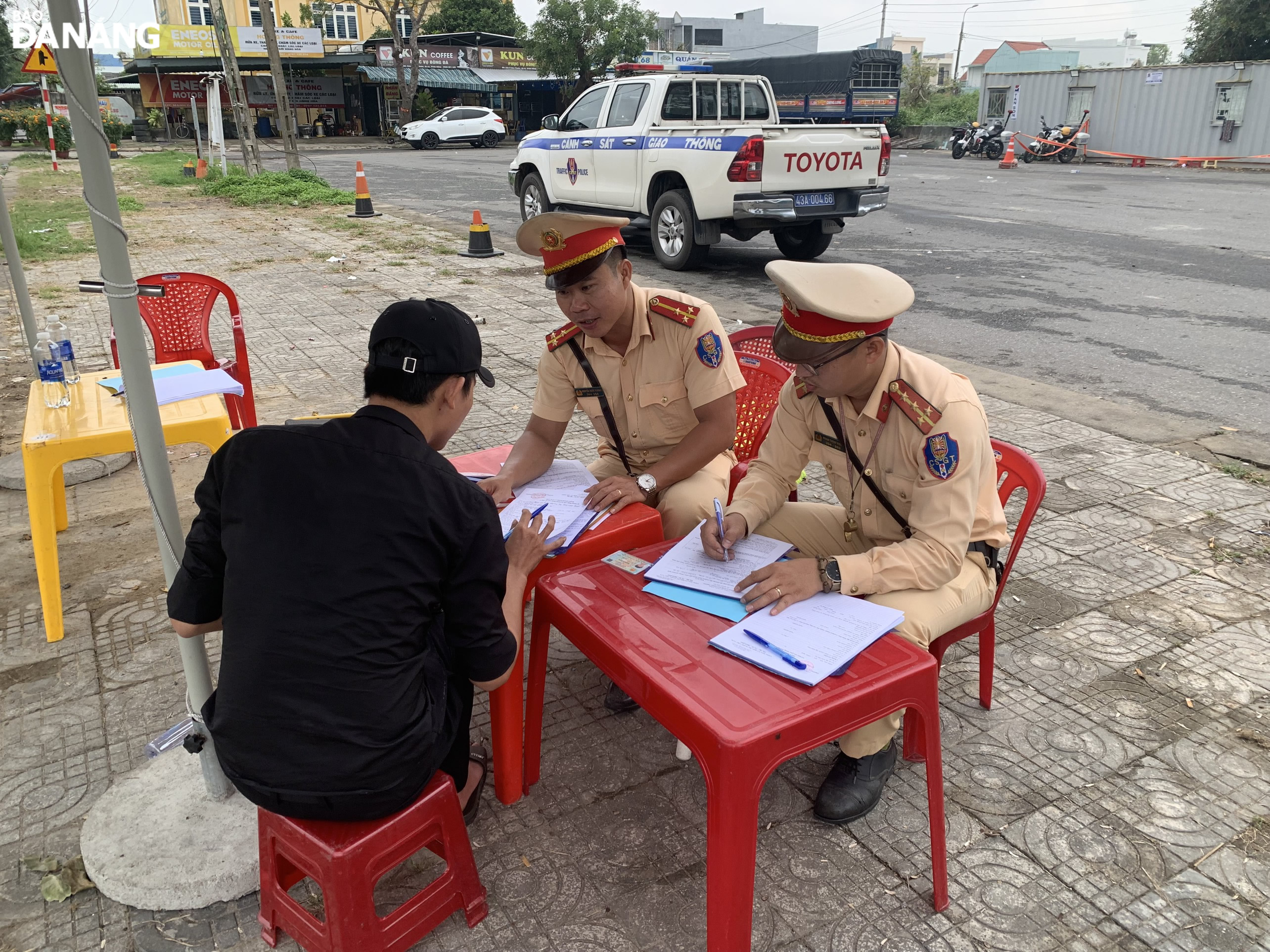 Lực lượng làm nhiệm vụ tại tuyến quốc lộ 1A lập biên bản xử lý trường hợp vi phạm về trật tự an toàn giao thông. Ảnh: KIM KHÁNH