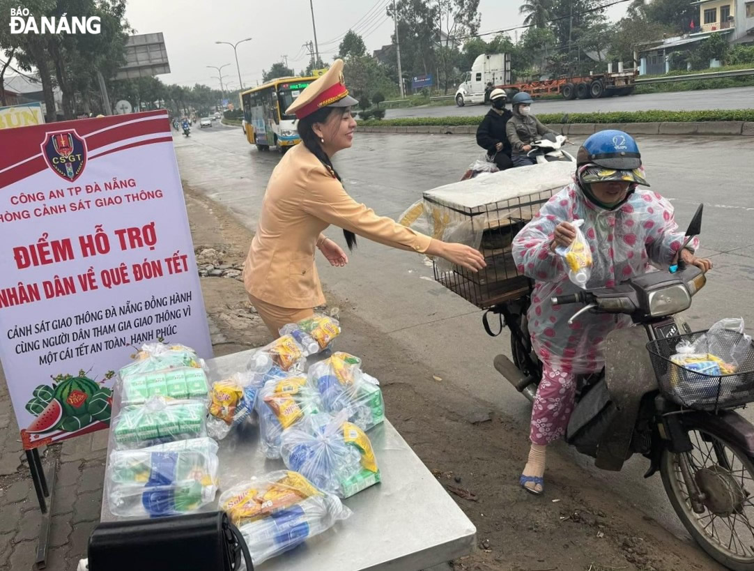 Các phần quà bao gồm bánh, sữa, nước được cán bộ, chiến sĩ Phòng Cảnh sát giao thông chuẩn bị chu đáo để tiếp sức cho người dân về quê đón Tết. Ảnh: KIM KHÁNH