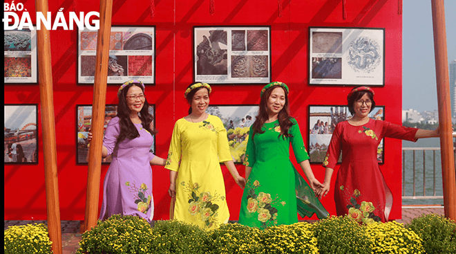Most people choose 'ao dai' as the outfit for spring travel 