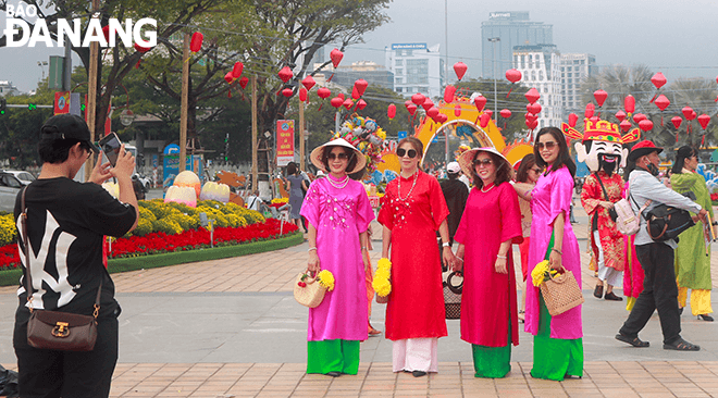 'Ao dai' and conical hats are popular images at flower streets. 