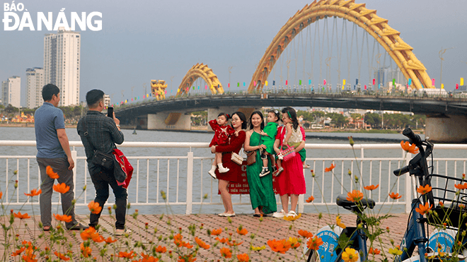 Many people enjoy taking photos with the Dragon Bridge as this is both one of the symbols of the city and suitable for the mascot image of the Lunar New Year 2024.