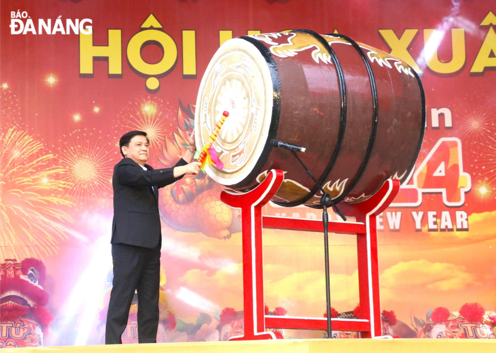 Chairman of Thanh Khe District People's Committee Ho Thuyen beats the drum to open the 2024 Spring Flower Festival. Photo: T.D