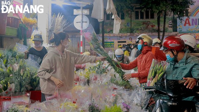 Tối 29 Tết, đường Phạm Phú Thứ (quận Hải Châu) chật kín người đến mua hoa. 