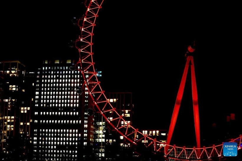 Vòng quay London Eye chuyển màu đỏ và vàng trong dịp Tết Nguyên đán. (Nguồn: Xihua)