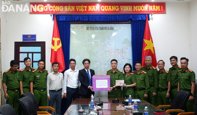 Phó Chủ tịch UBND thành phố Trần Chí Cường (thứ 6, trái qua) thăm Phòng cảnh sát phòng cháy chữa cháy và cứu nạn cứu hộ (Công an thành phố). Ảnh: M.Q