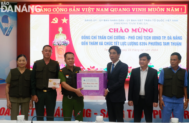 Phó Chủ tịch UBND thành phố Trần Chí Cường (thứ 3, phải qua) thăm Lực lượng 8394 phường Tam Thuận (quận Thanh Khê). Ảnh: M.Q