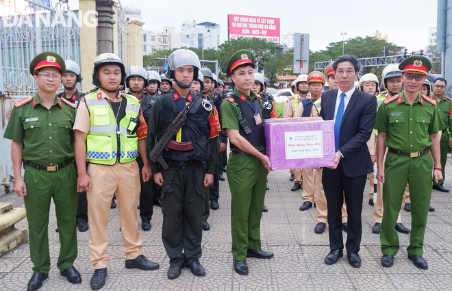 Phó Chủ tịch UBND thành phố Trần Chí Cường (thứ 3, phải qua) tặng quà động viên Lực lượng 911. Ảnh: M.Q