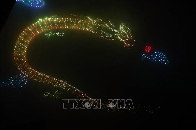 Tổng duyệt màn trình diễn ánh sáng nghệ thuật bằng 2.024 thiết bị bay không người lái (drone), mang tên gọi “Lễ hội ánh sáng nghệ thuật Hà Nội - Rực rỡ Thăng Long”, tối 7-2-2024 (28 Tết). Ảnh: Huy Hùng/TTXVN