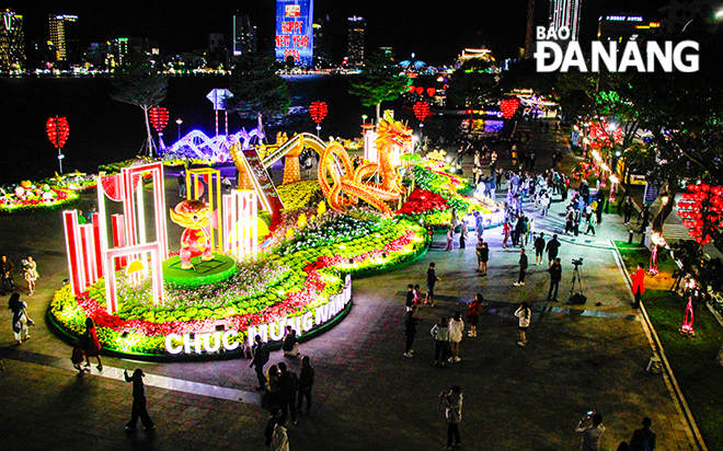 Since 7:00 pm, hundreds have gathered in a public area at the eastern end of the Dragon Bridge