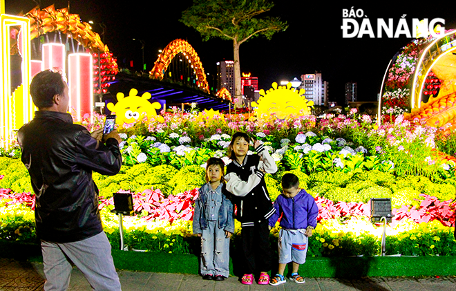 Families take pictures for Tet together